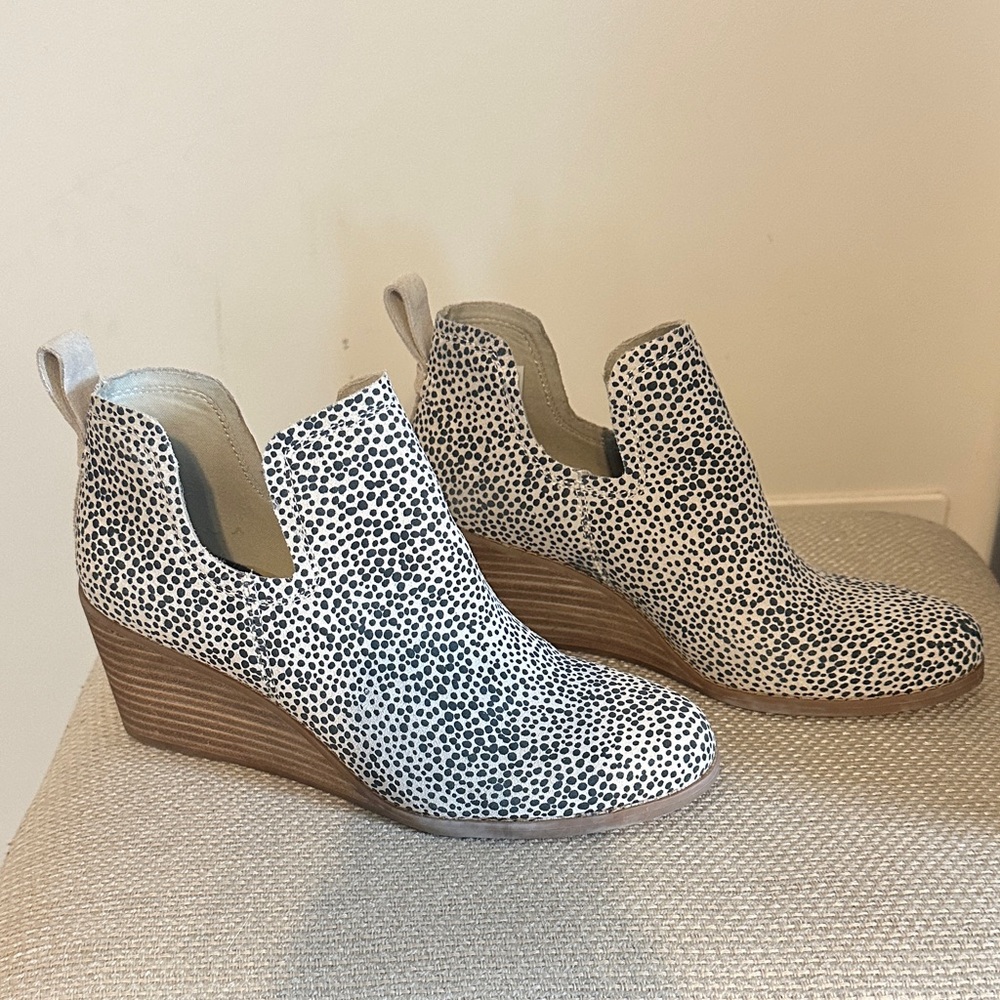 TOMS Spotted Tan and Black Wedge Booties - Women